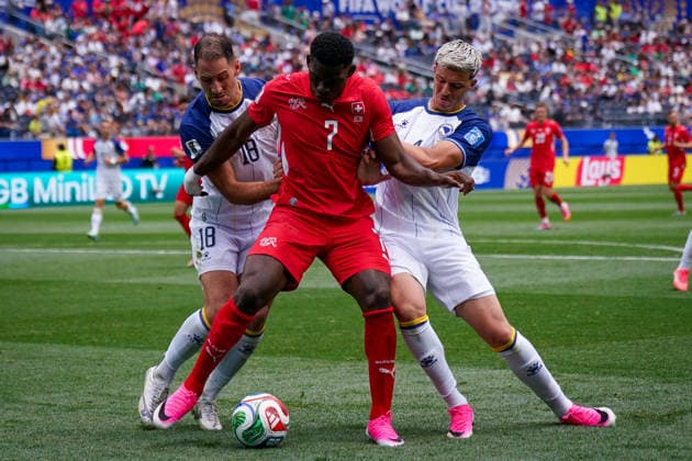 USA: Fußball FIFA World Cup, WM, Weltmeisterschaft, Fussball 2026 Gruppenphase Gruppe B Schweiz vs Bosnien-Herzegowina Los Angeles Stadium SoFi Stadium (Inglewood, Los Angeles County, Kalifornien): Breel Embolo (Schweiz, 7) Nikola KatiÄ‡ Nikola Katic (Bosnien und Herzegowina 18) Tarik MuharemoviÄ‡ Tarik Muharemovic (Bosnien und Herzegowina 4)