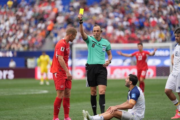 Switzerland v Bosnia and Herzegovina - FIFA World Cup, WM, Weltmeisterschaft, Fussball 2026 - Group B LOS ANGELES, UNITED STATES - JUNE 18: Referee Joao Pedro Silva Pinheiro shows yellow card to Nico Elvedi of Switzerland during the 2026 FIFA World Cup First Stage Group B match between Switzerland and Bosnia and Herzegovina at the Los Angeles Stadium (SoFi Stadium) in Inglewood, California, United States on June 18, 2026. Tayfun Coskun Anadolu California United States. Editorial use only. Please get in touch for any other usage.  Copyright: x2026xAnadoluxTayfunxCoskunx