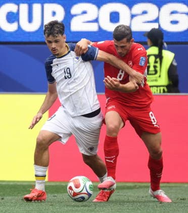 FIFA World Cup, WM, Weltmeisterschaft, Fussball 2026 - Group B - Switzerland vs Bosnia and Herzegovina Kerim Alajbegovic of Bosnia and Herzegovina (L) Remo Freuler of Switzerland and in action during the FIFA World Cup 2026 group stage match Switzerland against Bosnia and Herzegovina, in Los Angeles, USA, 18 June 2026. LOS ANGELES United States  Copyright: xCRISTOPHERxTORRESx