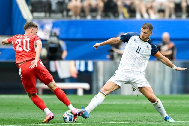 Michel Aebischer of Switzerland (L) and Edin Dzeko of Bosnia and Herzegovina (R) fight for possession during a FIFA Men’s World Cup 2026 Group Stage football match between Switzerland and Bosnia and Herzegovina at Los Angeles Stadium, in Inglewood on June 18th 2026 (Photo by Nayra Halm SPP)  Copyright: xNayraxHalm SPPx Sportspressphoto_SPR170024