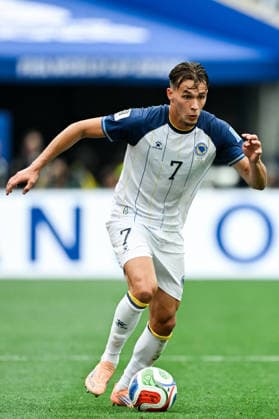 Amar Dedic of Bosnia and Herzegovina runs with the ball during a FIFA Men’s World Cup 2026 Group Stage football match between Switzerland and Bosnia and Herzegovina at Los Angeles Stadium, in Inglewood on June 18th 2026 (Photo by Nayra Halm SPP)  Copyright: xNayraxHalm SPPx Sportspressphoto_SPR170041