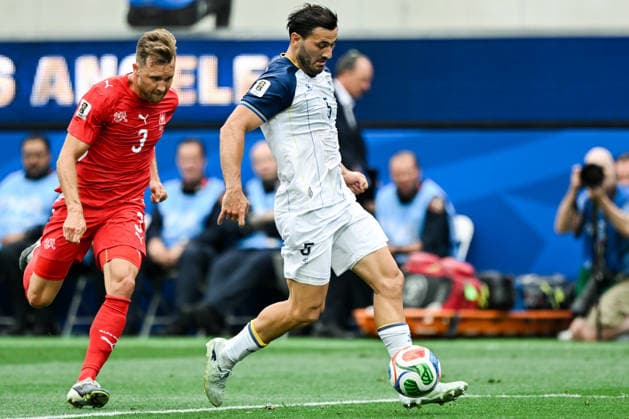 Sead Kolasinac of Bosnia and Herzegovina (R) passes the ball under pressure from Silvan Widmer of Switzerland (L) during a FIFA Men’s World Cup 2026 Group Stage football match between Switzerland and Bosnia and Herzegovina at Los Angeles Stadium, in Inglewood on June 18th 2026 (Photo by Nayra Halm SPP)  Copyright: xNayraxHalm SPPx Sportspressphoto_SPR170043