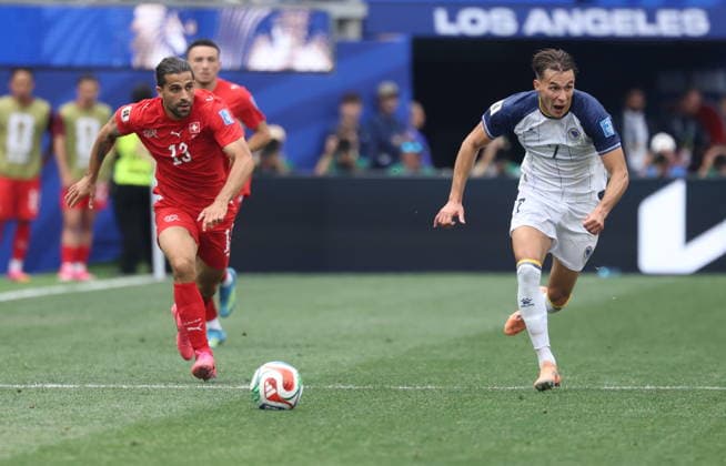 FIFA World Cup, WM, Weltmeisterschaft, Fussball 2026 - Group B - Switzerland vs Bosnia and Herzegovina Amar Dedic of Bosnia and Herzegovina (R) and Ricardo Rodriguez of Switzerland in action during the FIFA World Cup 2026 group stage match Switzerland against Bosnia and Herzegovina, in Los Angeles, USA, 18 June 2026. LOS ANGELES United States  Copyright: xCRISTOPHERxTORRESx