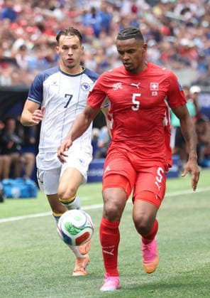 FIFA World Cup, WM, Weltmeisterschaft, Fussball 2026 - Group B - Switzerland vs Bosnia and Herzegovina Amar Dedic of Bosnia and Herzegovina (L) and Manuel Akanji of Switzerland in action during the FIFA World Cup 2026 group stage match Switzerland against Bosnia and Herzegovina, in Los Angeles, USA, 18 June 2026. LOS ANGELES United States  Copyright: xCRISTOPHERxTORRESx