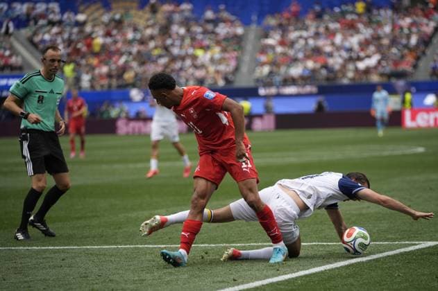 Switzerland v Bosnia and Herzegovina - FIFA World Cup, WM, Weltmeisterschaft, Fussball 2026 - Group B LOS ANGELES, UNITED STATES - JUNE 18: Dan Ndoye of Switzerland in action against Edin Dzeko of Bosnia and Herzegovina reacts during the 2026 FIFA World Cup First Stage Group B match between Switzerland and Bosnia and Herzegovina at the Los Angeles Stadium (SoFi Stadium) in Inglewood, California, United States on June 18, 2026. Tayfun Coskun Anadolu California United States. Editorial use only. Please get in touch for any other usage.  Copyright: x2026xAnadoluxTayfunxCoskunx