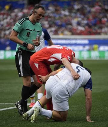 Switzerland v Bosnia and Herzegovina - FIFA World Cup, WM, Weltmeisterschaft, Fussball 2026 - Group B LOS ANGELES, UNITED STATES - JUNE 18: Sead Kolasinac of Bosnia and Herzegovina lies on the ground during the 2026 FIFA World Cup First Stage Group B match between Switzerland and Bosnia and Herzegovina at the Los Angeles Stadium (SoFi Stadium) in Inglewood, California, United States on June 18, 2026. Tayfun Coskun Anadolu California United States. Editorial use only. Please get in touch for any other usage.  Copyright: x2026xAnadoluxTayfunxCoskunx