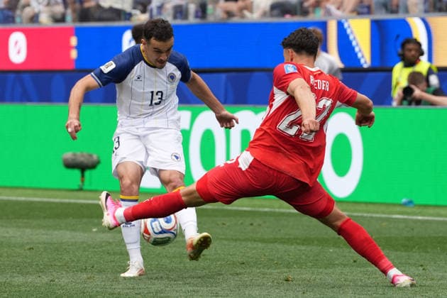 Fabian Rieder (R) of Switzerland vies for the ball with Ivan Basic of Bosnia and Herzegovina, during a Group B match of the 2026 FIFA World Cup, WM, Weltmeisterschaft, Fussball between Switzerland and Bosnia and Herzegovina, at SoFi Stadium in Los Angeles, United States,18 June 2026. FIFA World Cup 2026 - Group B - Switzerland vs Bosnia and Herzegovina !ACHTUNG: NUR REDAKTIONELLE NUTZUNG!  Copyright: xOmarxAlonsox AMDEP6933 20260618-55020640041_1