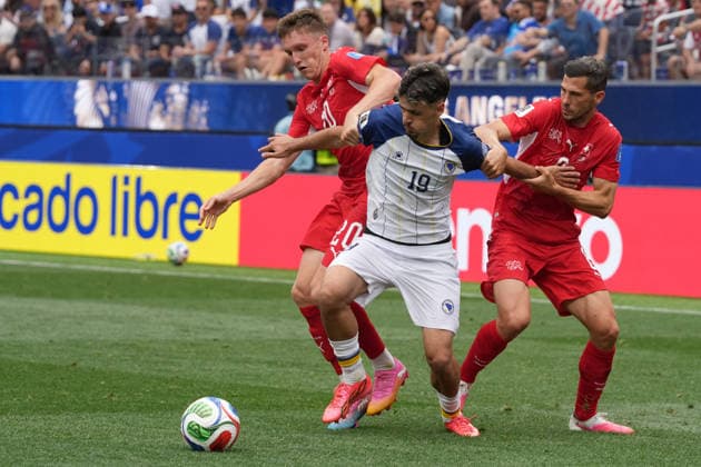 Michel Aebischer (L) and Remo Freuler (R) of Switzerland vies for the ball with Kerim Alajbegovic (C) of Bosnia and Herzegovina, during a Group B match of the 2026 FIFA World Cup, WM, Weltmeisterschaft, Fussball between Switzerland and Bosnia and Herzegovina, at SoFi Stadium in Los Angeles, United States,18 June 2026. FIFA World Cup 2026 - Group B - Switzerland vs Bosnia and Herzegovina !ACHTUNG: NUR REDAKTIONELLE NUTZUNG!  Copyright: xOmarxAlonsox AMDEP6934 20260618-55020640049_1