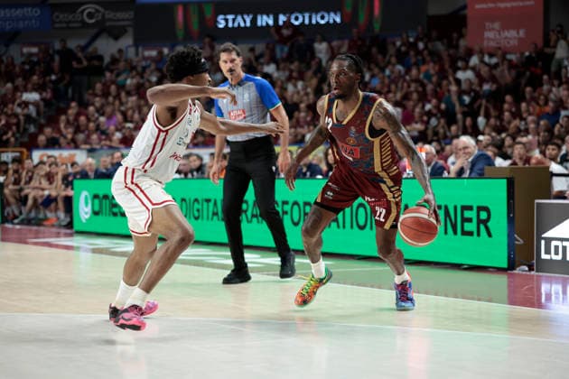 June 18, 2026, Venezia, Veneto, Italy: Umana ReyerÃ¢â‚¬â ¢s JORDAN PARKS in action against Emporio Armani MilanoÃ¢â‚¬â ¢s ZACH LE DAY during Italian LBA basket final between Umana Reyer Venezia and EA7 Emporio Armani Milano at Taliercio on June 18th, 2026, Venezia, Italy. Venezia Italy - ZUMAr199 20260618_zsp_r199_037 Copyright: xMattiaxRadonix