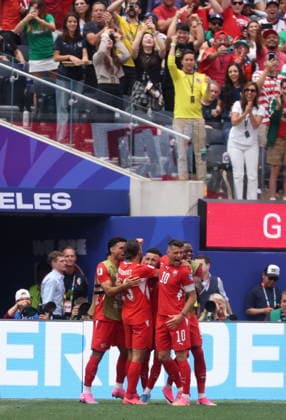 FIFA World Cup, WM, Weltmeisterschaft, Fussball 2026 - Group B - Switzerland vs Bosnia and Herzegovina Ruben Vargas of Switzerland (C) celebrates with teammates after scoring the 2-0 goal during the FIFA World Cup 2026 group stage match Switzerland against Bosnia and Herzegovina, in Los Angeles, USA, 18 June 2026. LOS ANGELES United States  Copyright: xCRISTOPHERxTORRESx