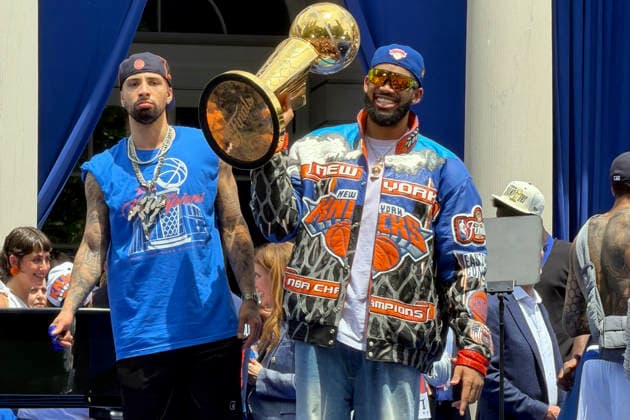 Karl-Anthony Towns (R) of the New York Knicks holds a trophy during the NBA, Basketball Herren, USA championship celebration in New York, United States, 18 June 2026. Mamdani at the Knicks celebration: When they tell us something is impossible, we win !ACHTUNG: NUR REDAKTIONELLE NUTZUNG!  Copyright: xSarahxYánez-Richardsx USA1754 20260618-55020640129_1