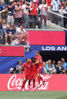 FIFA World Cup, WM, Weltmeisterschaft, Fussball 2026 - Group B - Switzerland vs Bosnia and Herzegovina Johan Manzambi of Switzerland (C) celebrates with teammates after scoring the 3-0 goal during the FIFA World Cup 2026 group stage match Switzerland against Bosnia and Herzegovina, in Los Angeles, USA, 18 June 2026. LOS ANGELES United States  Copyright: xCRISTOPHERxTORRESx