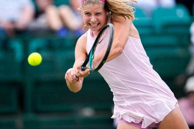 Lexus Nottingham Open - Day Four Hannah Klugman competes during her Round of 16 singles match at the 2026 Lexus Nottingham Open Women s tennis tournament at the Nottingham Tennis Centre in Nottingham, England, on June 18, 2026. Nottingham Great Britain United Kingdom  Copyright: xOwenxHammondx originalFilename:hammond-2026lexu260618_nppOb.jpg