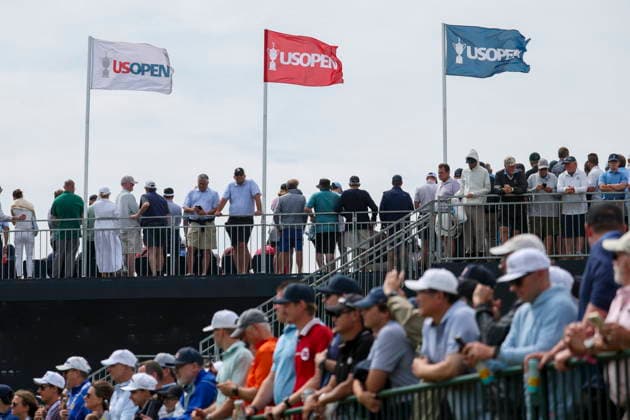 US Open Golf Championship - Round 1 Spectators watch players on the tenth hole during the first round of the 2026 US Open golf tournament at the Shinnecock Hills Golf Club in Southampton, New York, USA, 18 June 2026. SOUTHAMPTON NEW YORK UNITED STATES  Copyright: xSARAHxYENESELx