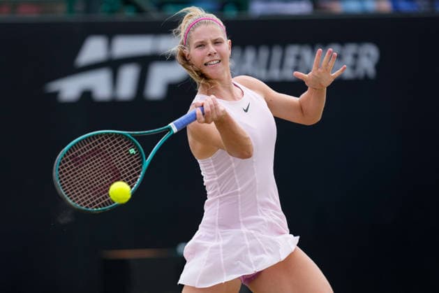 Lexus Nottingham Open - Day Four Hannah Klugman competes during her Round of 16 singles match at the 2026 Lexus Nottingham Open Women s tennis tournament at the Nottingham Tennis Centre in Nottingham, England, on June 18, 2026. Nottingham Great Britain United Kingdom  Copyright: xOwenxHammondx originalFilename:hammond-2026lexu260618_npo8d.jpg