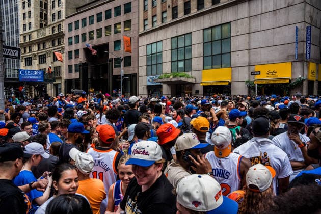 New York Knicks NBA, Basketball Herren, USA Championship Parade New York Knicks fans gather in Lower Manhattan to celebrate the Knicks NBA Championship parade in New York, New York, on June 18, 2026. The New York Knicks defeated the San Antonio Spurs to win the NBA Championship in game 5 of the series. New York United States  Copyright: xThomasxHenggex originalFilename:hengge-notitle260618_np7dk.jpg