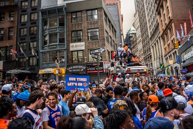 New York Knicks NBA, Basketball Herren, USA Championship Parade New York Knicks fans climb on a garbage truck as people gather in Lower Manhattan to celebrate the Knicks NBA Championship parade in New York, New York, on June 18, 2026. The New York Knicks defeated the San Antonio Spurs to win the NBA Championship in game 5 of the series. New York United States  Copyright: xThomasxHenggex originalFilename:hengge-notitle260618_npaAL.jpg