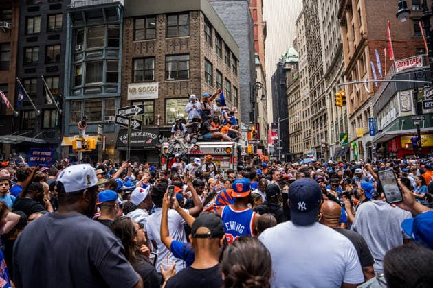 New York Knicks NBA, Basketball Herren, USA Championship Parade New York Knicks fans climb on a garbage truck as people gather in Lower Manhattan to celebrate the Knicks NBA Championship parade in New York, New York, on June 18, 2026. The New York Knicks defeated the San Antonio Spurs to win the NBA Championship in game 5 of the series. New York United States  Copyright: xThomasxHenggex originalFilename:hengge-notitle260618_npQ77.jpg
