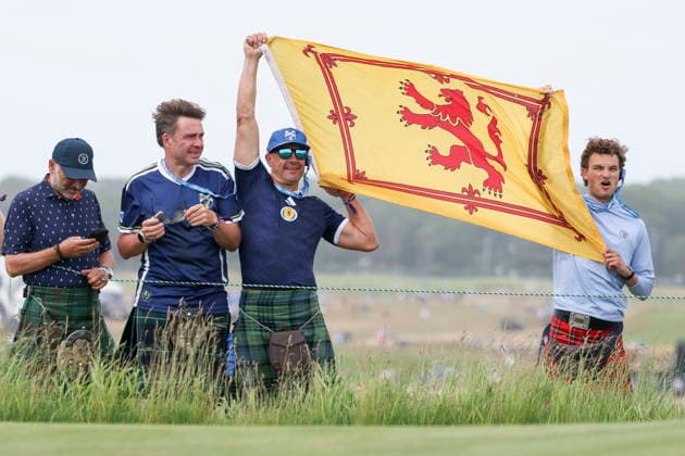 US Open Golf Championship - Round 1 Fans of Robert MacIntyre of Scotland cheer during the first round of the 2026 US Open golf tournament at Shinnecock Hills Golf Club in Southampton, New York, USA, 18 June 2026. SOUTHAMPTON NEW YORK UNITED STATES  Copyright: xSARAHxYENESELx