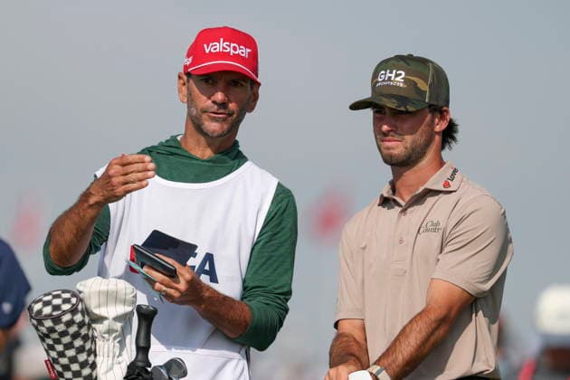 US Open Golf Championship - Round 1 Ryder Cowan (R) of the US speaks with his caddie before teeing off during the first round of the 2026 US Open golf tournament at Shinnecock Hills Golf Club in Southampton, New York, USA, 18 June 2026. SOUTHAMPTON NEW YORK UNITED STATES  Copyright: xSARAHxYENESELx