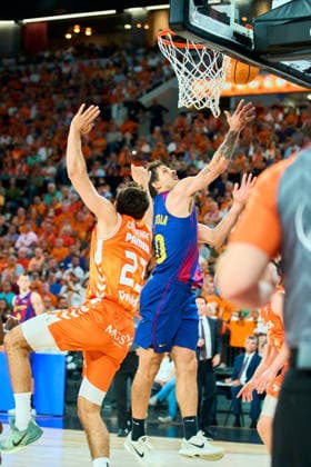 June 18, 2026, Valencia, Spain: NICOLAS LAPROVITTOLA of FC Barcelona, Barca ALVARO CARDENAS of Valencia Basket seen in action during the Liga Endesa PlayOff Final Game 1 between Valencia Basket vs Fc Barcelona at Roig Arena Stadium. Valencia Spain - ZUMA 20260618_mda_v152_435 Copyright: xGermanxVidalxPoncex