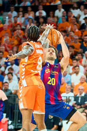 June 18, 2026, Valencia, Spain: JEAN MONTERO of Valencia Basket, NICOLAS LAPROVITTOLA of FC Barcelona, Barca seen in action during the Liga Endesa PlayOff Final Game 1 between Valencia Basket vs Fc Barcelona at Roig Arena Stadium. Valencia Spain - ZUMA 20260618_mda_v152_437 Copyright: xGermanxVidalxPoncex