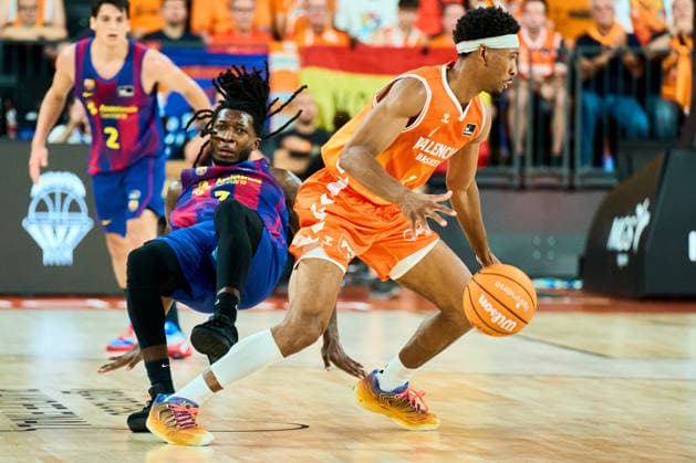 June 18, 2026, Valencia, Spain: MILES CALE of FC Barcelona, Barca KAMERON TAYLOR of Valencia Basket seen in action during the Liga Endesa PlayOff Final Game 1 between Valencia Basket vs Fc Barcelona at Roig Arena Stadium. Valencia Spain - ZUMA 20260618_mda_v152_438 Copyright: xGermanxVidalxPoncex