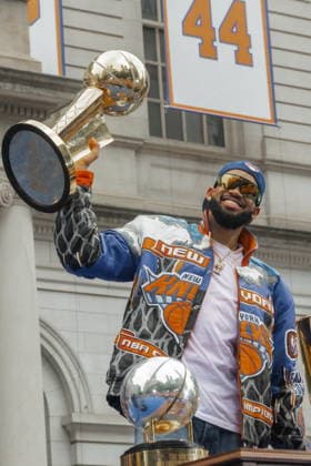 New York Knicks ticker-tape victory parade Karl-Anthony Towns holds up the NBA, Basketball Herren, USA Championship trophy during 2026 Knicks Championship City Hall celebration ceremony in New York, New York, USA, 18 June 2026. NEW YORK NEW YORK United States  Copyright: xOLGAxFEDOROVAx