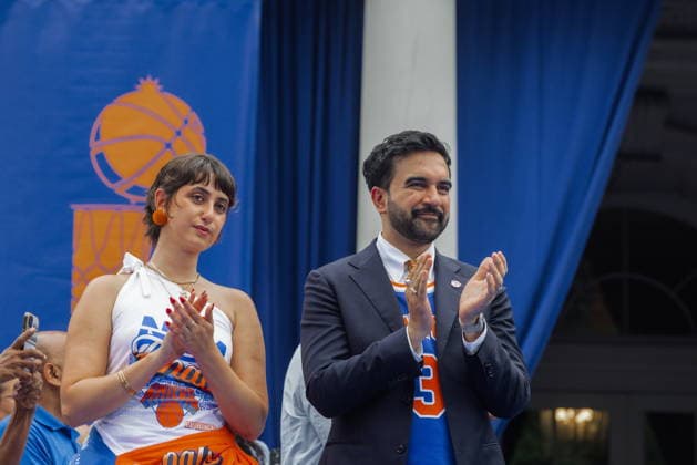 New York Knicks ticker-tape victory parade New York Mayor Zohran Mamdani (R) and New York First Lady Rama Duwaji clap during 2026 Knicks Championship City Hall celebration ceremony in New York, New York, USA, 18 June 2026. NEW YORK NEW YORK United States  Copyright: xOLGAxFEDOROVAx