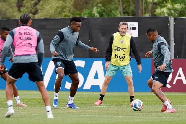 Panama s coach Thomas Christiansen (2-R) participates in a training session at the Nottawasaga sports complex in Ontario, Canada, 18 June 2026. Panama s national team, Nationalteam training in Canada !ACHTUNG: NUR REDAKTIONELLE NUTZUNG!  Copyright: xBienvenidoxVelascox GR5007 20260618-55020640815_1