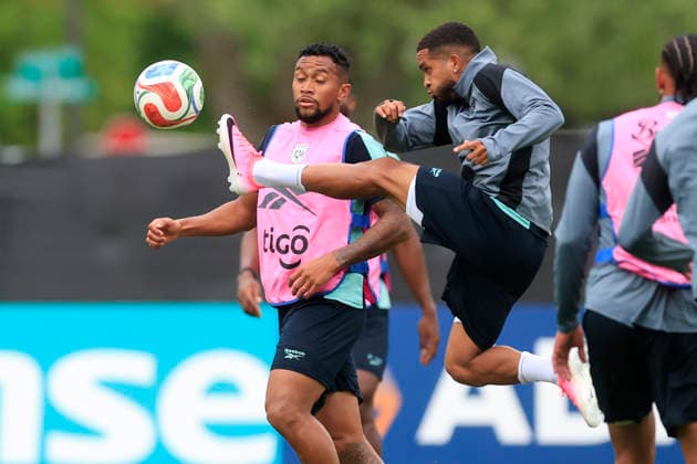 Cesar Yanis (R) of Panama controls the ball during a training session at the Nottawasaga sports complex in Ontario, Canada, 18 June 2026. Panama s national team, Nationalteam training in Canada !ACHTUNG: NUR REDAKTIONELLE NUTZUNG!  Copyright: xBienvenidoxVelascox GR5011 20260618-55020640825_1
