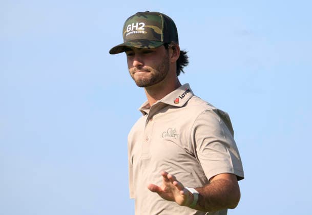 Amateur Ryder Cowan waves to fans on the 1st green during the first round of the 126th U.S. Open Golf Championship at Shinnecock Hills Golf Club in Southampton, NY, on Thursday, June 18, 2026.  NYC20260618904 COREYxSIPKIN