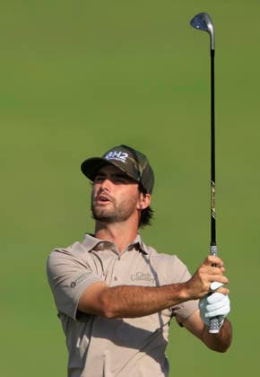 Amateur Ryder Cowan hits an approach shot on the 1st fairway during the first round of the 126th U.S. Open Golf Championship at Shinnecock Hills Golf Club in Southampton, NY, on Thursday, June 18, 2026.  NYC20260618907 COREYxSIPKIN