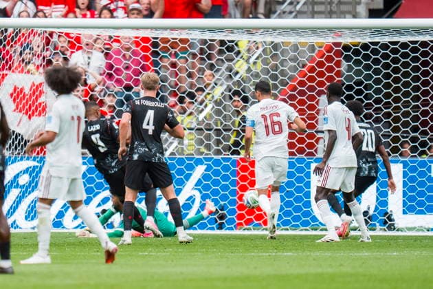 FIFA World Cup, WM, Weltmeisterschaft, Fussball 2026 - Group B - Canada vs Qatar Canada forward Cyle Larin (L) scores past Qatar goalkeeper Mahmud Abunada (bottom) as Canada defender Luc de Fougerolles (2-L) and Qatar defender Boualem Khoukhi look on during the FIFA World Cup 2026 group stage match between Canada and Qatar in Vancouver, Canada, 18 June 2026. VANCOUVER Canada  Copyright: xBOBxFRIDx