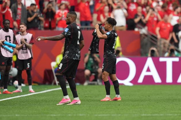 Canada v Qatar - FIFA World Cup, WM, Weltmeisterschaft, Fussball 2026 - Group B VANCOUVER, CANADA - JUNE 18: Nathan Saliba of Canada celebrates after scoring a goal as he holds a jersey of his teammate Ismail Kone after his injury during the 2026 FIFA World Cup First Stage Group B match between Canada and Qatar at BC Place Stadium in Vancouver, Canada on June 18, 2026. Ercin Erturk Anadolu British Columbia Canada. Editorial use only. Please get in touch for any other usage.  Copyright: x2026xAnadoluxErcinxErturkx