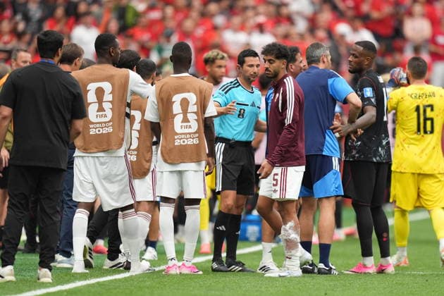 Canada v Qatar - FIFA World Cup, WM, Weltmeisterschaft, Fussball 2026 - Group B VANCOUVER, CANADA - JUNE 18: Jassem Gaber (5) of Qatar talks with the referee after Ismael Kone of Canada got injured in his leg during the 2026 FIFA World Cup First Stage Group B match between Canada and Qatar at BC Place Stadium in Vancouver, Canada on June 18, 2026. Ercin Erturk Anadolu British Columbia Canada. Editorial use only. Please get in touch for any other usage.  Copyright: x2026xAnadoluxErcinxErturkx