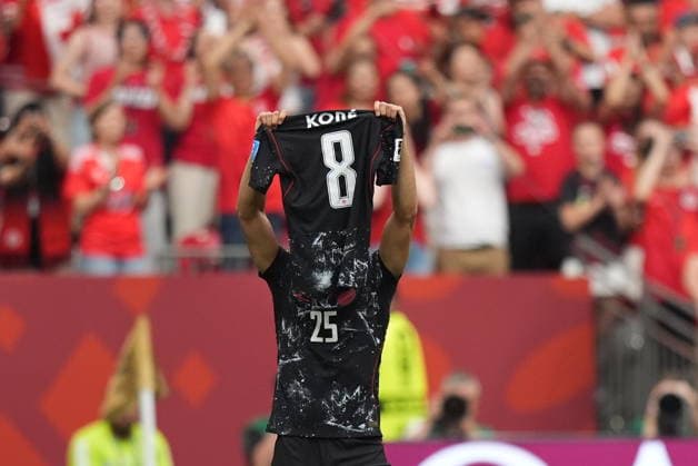 Canada v Qatar - FIFA World Cup, WM, Weltmeisterschaft, Fussball 2026 - Group B VANCOUVER, CANADA - JUNE 18: Nathan Saliba (25) of Canada raises Ismael Kone s jersey as part of his goal celebration during the 2026 FIFA World Cup First Stage Group B match between Canada and Qatar at BC Place Stadium in Vancouver, Canada on June 18, 2026. Ercin Erturk Anadolu British Columbia Canada. Editorial use only. Please get in touch for any other usage.  Copyright: x2026xAnadoluxErcinxErturkx