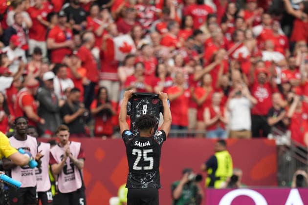 Canada v Qatar - FIFA World Cup, WM, Weltmeisterschaft, Fussball 2026 - Group B VANCOUVER, CANADA - JUNE 18: Nathan Saliba (25) of Canada raises injured Ismael Kone s jersey as part of his goal celebration during the 2026 FIFA World Cup First Stage Group B match between Canada and Qatar at BC Place Stadium in Vancouver, Canada on June 18, 2026. Ercin Erturk Anadolu British Columbia Canada. Editorial use only. Please get in touch for any other usage.  Copyright: x2026xAnadoluxErcinxErturkx