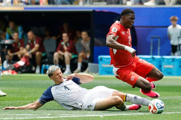 FIFA World Cup, WM, Weltmeisterschaft, Fussball 2026 - Group B - Switzerland vs Bosnia and Herzegovina Bosnia and Herzegovina s Tarik Muharemovic (L) and Switzerland s Breel Embolo in action during the FIFA World Cup 2026 group stage match Switzerland against Bosnia and Herzegovina, in Inglewood, California, USA, 18 June 2026. INGLEWOOD United States  Copyright: xPETERxKLAUNZERx