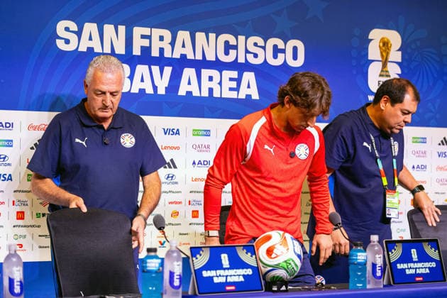 Paraguay s head coach, Gustavo Alfaro (L); player Matias Galarza (C); and press officer Fernando Ortiz arrive at a press conference, PK, Pressekonferenz in San Francisco, California, United States, 18 June 2026. Panama national team, Nationalteam Training in San Francisco !ACHTUNG: NUR REDAKTIONELLE NUTZUNG!  Copyright: xMIGUELxGUTIÉRREZx GR5022 20260618-55020640950_1