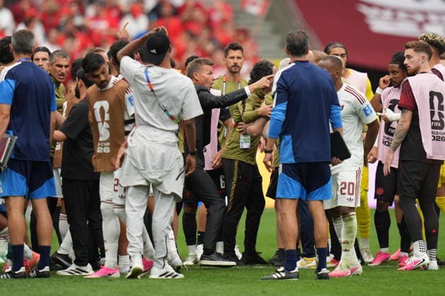 Canada v Qatar - FIFA World Cup, WM, Weltmeisterschaft, Fussball 2026 - Group B VANCOUVER, CANADA - JUNE 18: Head coach of Canada Jesse Marsch argues with the players of Qatar during the 2026 FIFA World Cup First Stage Group B match between Canada and Qatar at BC Place Stadium in Vancouver, Canada on June 18, 2026. Ercin Erturk Anadolu British Columbia Canada. Editorial use only. Please get in touch for any other usage.  Copyright: x2026xAnadoluxErcinxErturkx