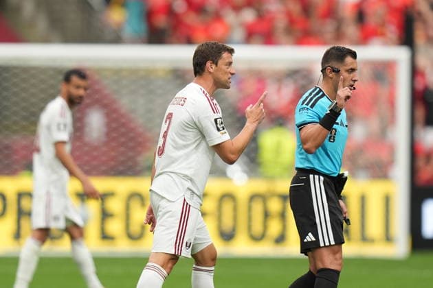 Canada v Qatar - FIFA World Cup, WM, Weltmeisterschaft, Fussball 2026 - Group B VANCOUVER, CANADA - JUNE 18: Lucas Mendes of Qatar argue with the referee during the 2026 FIFA World Cup First Stage Group B match between Canada and Qatar at BC Place Stadium in Vancouver, Canada on June 18, 2026. Erçin Ertürk Anadolu British Columbia Canada. Editorial use only. Please get in touch for any other usage.  Copyright: x2026xAnadoluxErcinxErtürkx