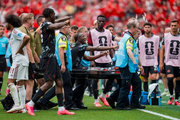 FIFA World Cup, WM, Weltmeisterschaft, Fussball 2026 - Group B - Canada vs Qatar Canada midfielder Ismael Kone (C) is carried off the pitch on a stretcher after sustaining an injury during the FIFA World Cup 2026 group stage match between Canada and Qatar in Vancouver, Canada, 18 June 2026. VANCOUVER Canada  Copyright: xBOBxFRIDx