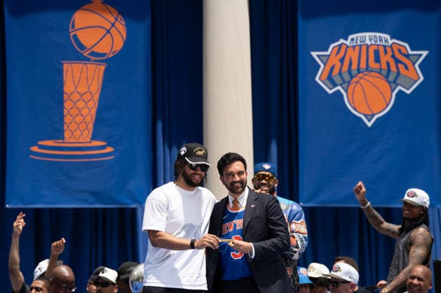 2026 New York Knicks Championship Ceremony At City Hall in NYC, USA - 18 Jun 2026 New York City Mayor, Zohran Mamdani presents Jalen Brunson of the New York Knicks with a Key to the City during the 2026 NBA, Basketball Herren, USA Championship ceremony at City Hall in New York City on Thursday, June 18, 2026. New York United States Copyright: xDerekxFrenchx xSOPAxImagesx NY_KnicksWinNBACeremony18JUN26_43