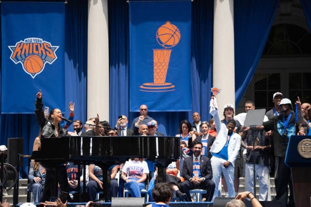 2026 New York Knicks Championship Ceremony At City Hall in NYC, USA - 18 Jun 2026 Alicia Keys performs during the 2026 NBA, Basketball Herren, USA Championship ceremony for the new York Knicks in New York City on Thursday, June 18, 2026. New York United States Copyright: xDerekxFrenchx xSOPAxImagesx NY_KnicksWinNBACeremony18JUN26_48