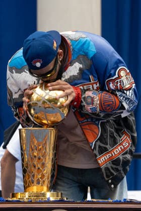 2026 New York Knicks Championship Ceremony At City Hall in NYC, USA - 18 Jun 2026 Karl-Anthony Towns kisses the Larry O Brien trophy during the 2026 NBA, Basketball Herren, USA Championship ceremony for the New York Knicks in New York City on Thursday, June 18, 2026. New York United States Copyright: xDerekxFrenchx xSOPAxImagesx NY_KnicksWinNBACeremony18JUN26_26