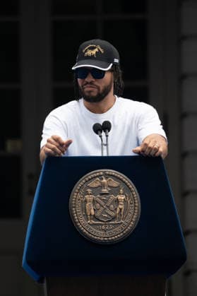 2026 New York Knicks Championship Ceremony At City Hall in NYC, USA - 18 Jun 2026 Jalen Brunson speaks during the 2026 NBA, Basketball Herren, USA Championship ceremony for the new York Knicks in New York City on Thursday, June 18, 2026. New York United States Copyright: xDerekxFrenchx xSOPAxImagesx NY_KnicksWinNBACeremony18JUN26_32