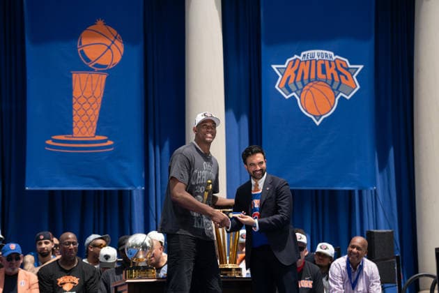 2026 New York Knicks Championship Ceremony At City Hall in NYC, USA - 18 Jun 2026 New York City Mayor, Zohran Mamdani presents Trey Jemison III of the New York Knicks with a Key to the City during the 2026 NBA, Basketball Herren, USA Championship ceremony at City Hall in New York City on Thursday, June 18, 2026. New York United States Copyright: xDerekxFrenchx xSOPAxImagesx NY_KnicksWinNBACeremony18JUN26_34