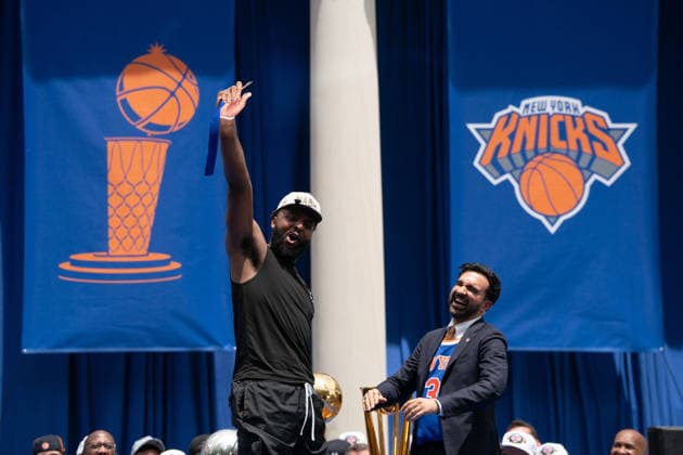 2026 New York Knicks Championship Ceremony At City Hall in NYC, USA - 18 Jun 2026 New York City Mayor, Zohran Mamdani presents Mitchell Robinson of the New York Knicks with a Key to the City during the 2026 NBA, Basketball Herren, USA Championship ceremony at City Hall in New York City on Thursday, June 18, 2026. New York United States Copyright: xDerekxFrenchx xSOPAxImagesx NY_KnicksWinNBACeremony18JUN26_37