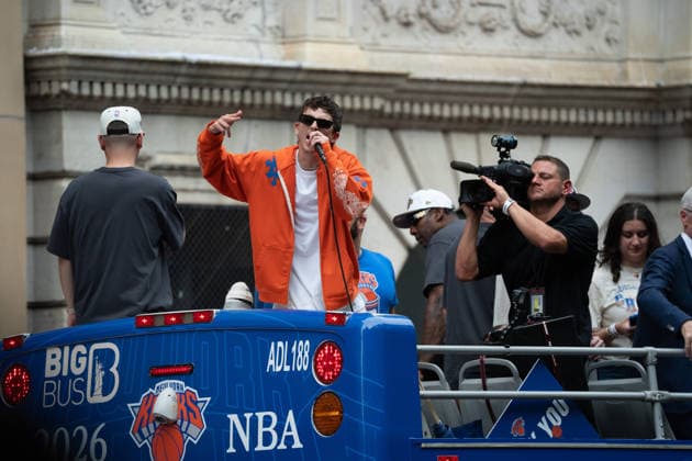 2026 New York Knicks Championship Ceremony At City Hall in NYC, USA - 18 Jun 2026 Timothee Chalamet chants during the 2026 NBA, Basketball Herren, USA Championship parade for the New York Knicks in New York City on Thursday, June 18, 2026. New York United States Copyright: xDerekxFrenchx xSOPAxImagesx NY_KnicksWinNBACeremony18JUN26_15
